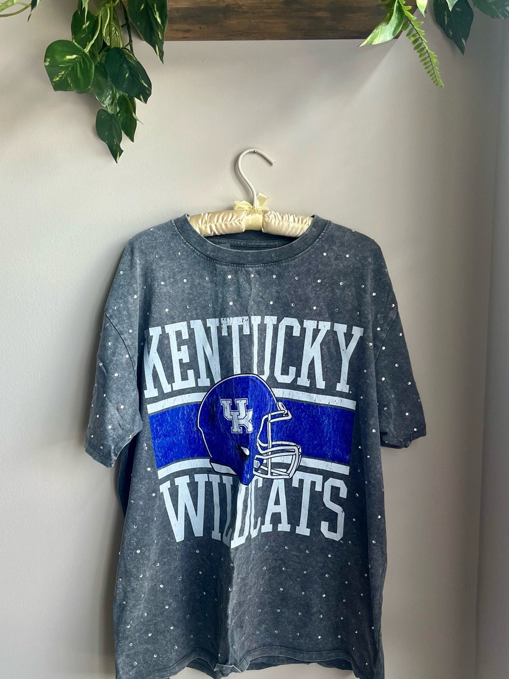 Kentucky Wildcats Gray Graphic Tee with Blue Helmet